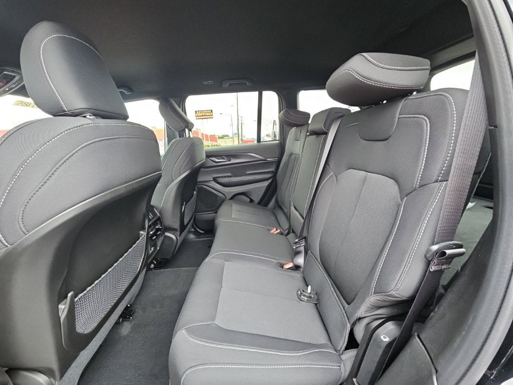 2027 Jeep Grand Cherokee GRAND CHEROKEE LAREDO 4X4