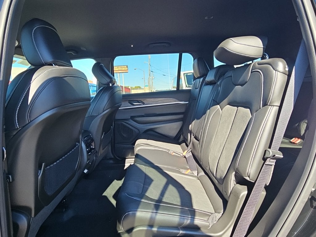 2027 Jeep Grand Cherokee GRAND CHEROKEE L LAREDO ALTITUDE 4X4