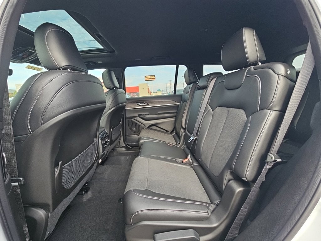 2027 Jeep Grand Cherokee GRAND CHEROKEE L LAREDO ALTITUDE 4X4