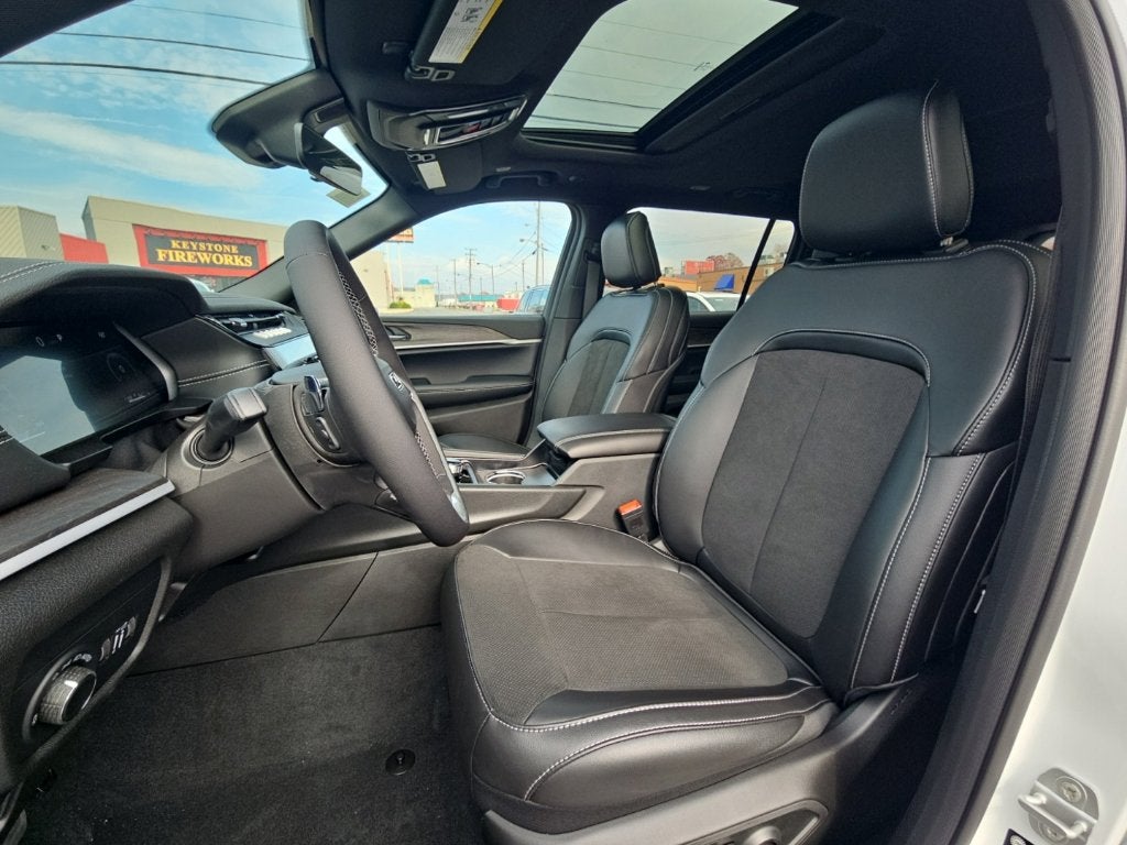2027 Jeep Grand Cherokee GRAND CHEROKEE L LAREDO ALTITUDE 4X4