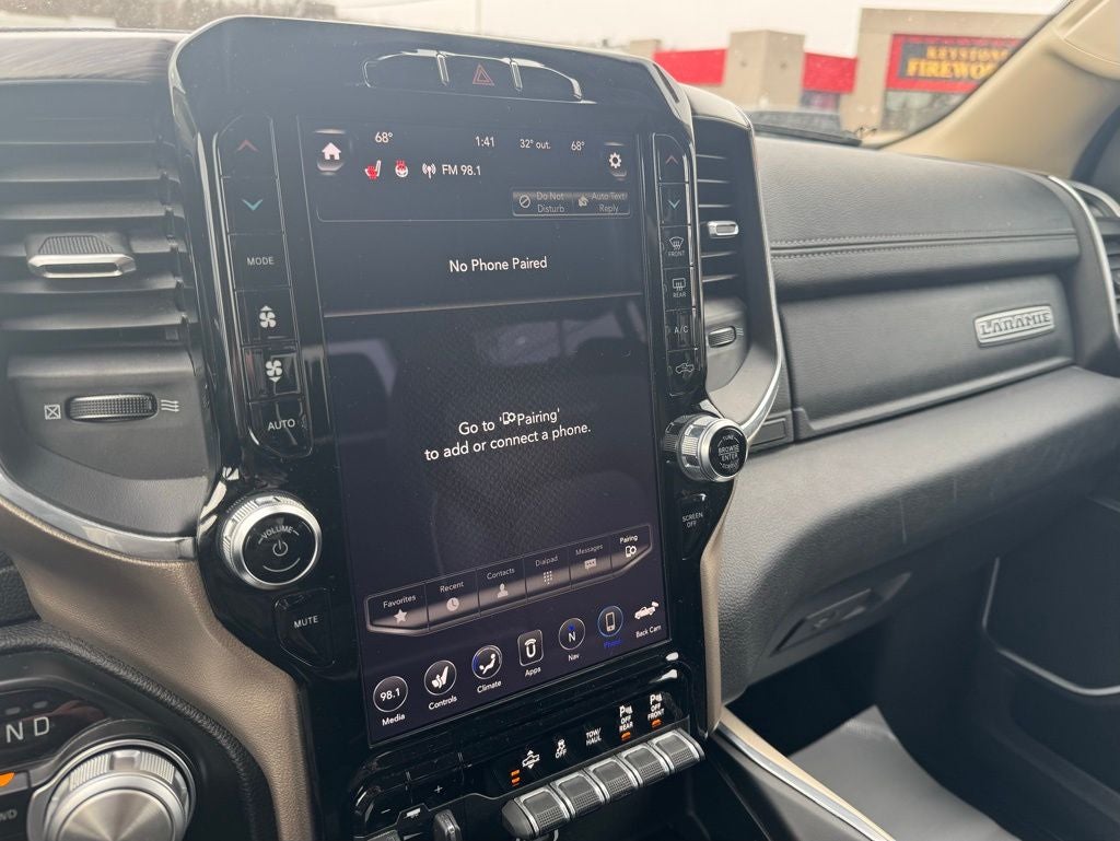 2020 RAM 1500 Laramie Crew Cab 4x4 5'7' Box