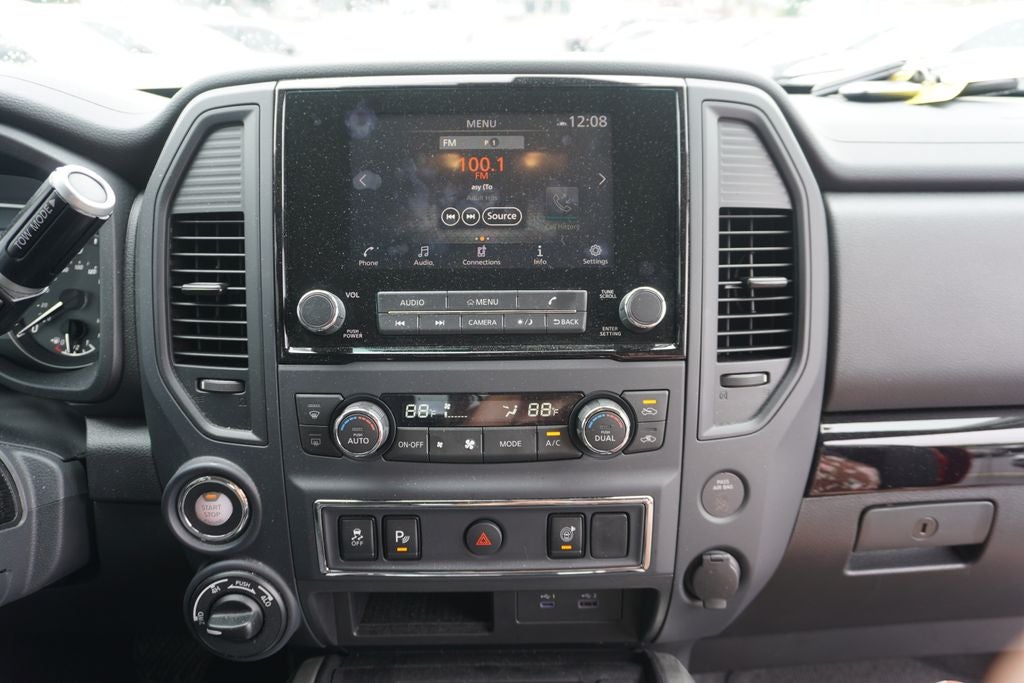2024 Nissan TITAN Crew Cab SV 4x4