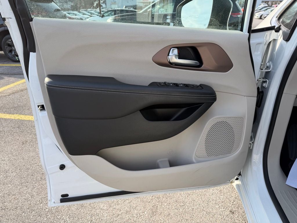 2024 Chrysler Voyager LX