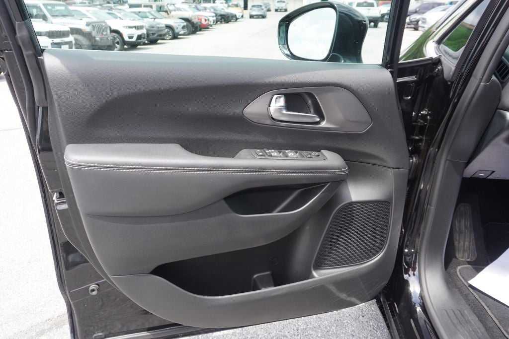 2026 Chrysler Voyager LX