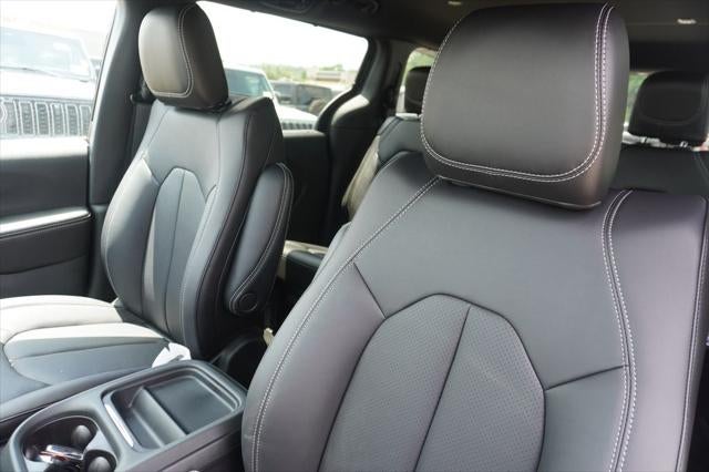 2027 Chrysler Pacifica PACIFICA SELECT AWD