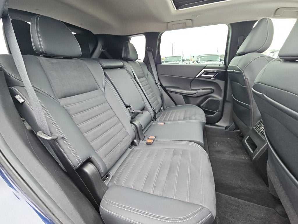 2022 Mitsubishi Outlander Base