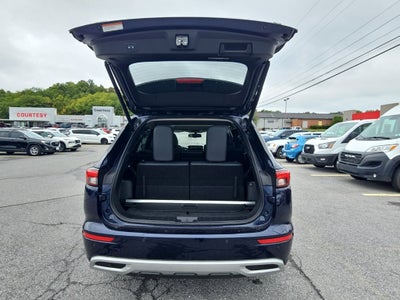 2022 Mitsubishi Outlander Base
