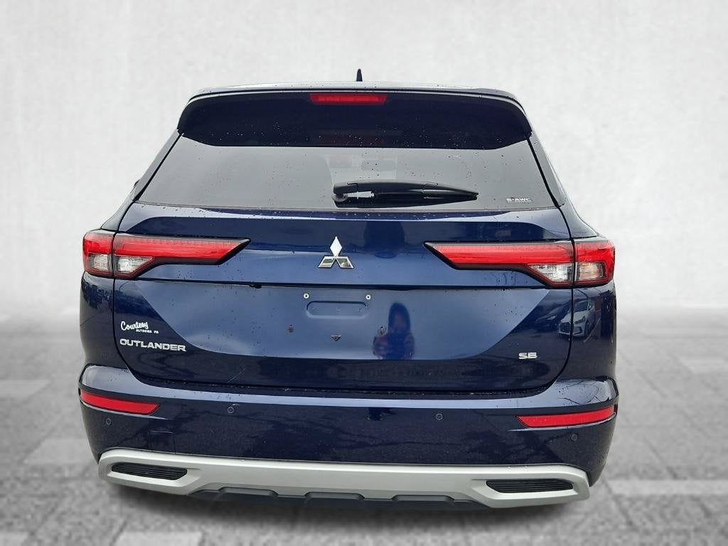 2022 Mitsubishi Outlander Base
