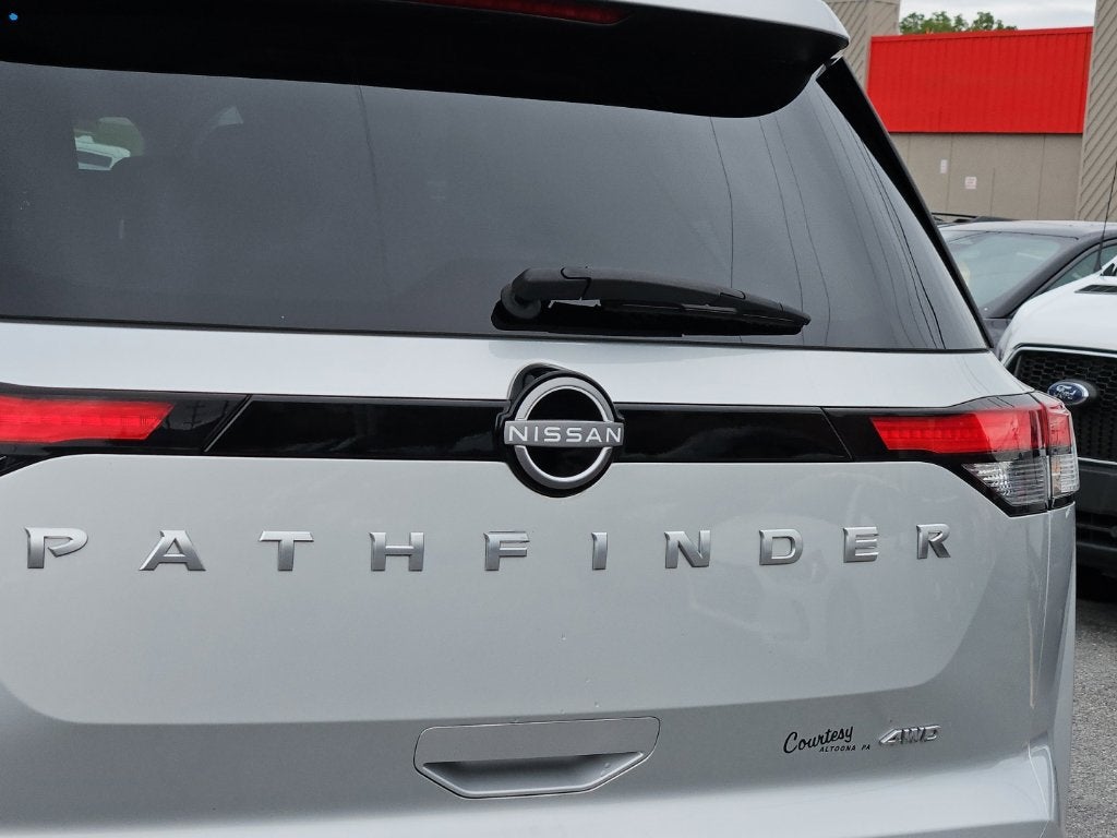 2025 Nissan Pathfinder SV