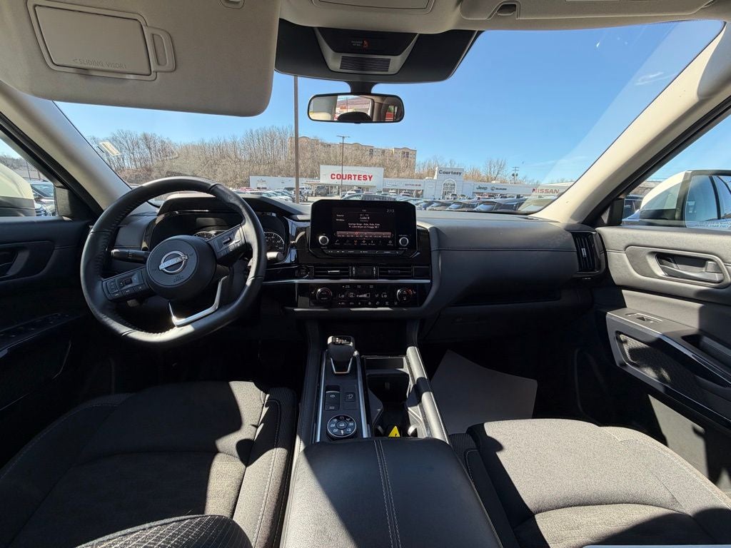 2025 Nissan Pathfinder SV