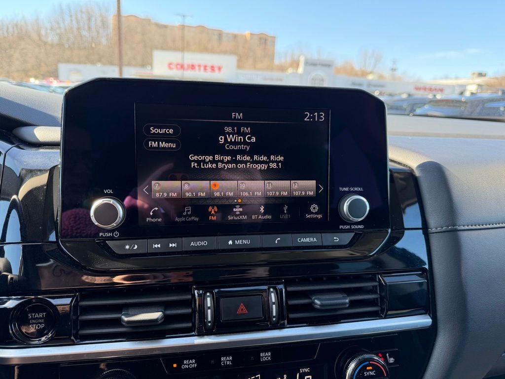 2025 Nissan Pathfinder SV