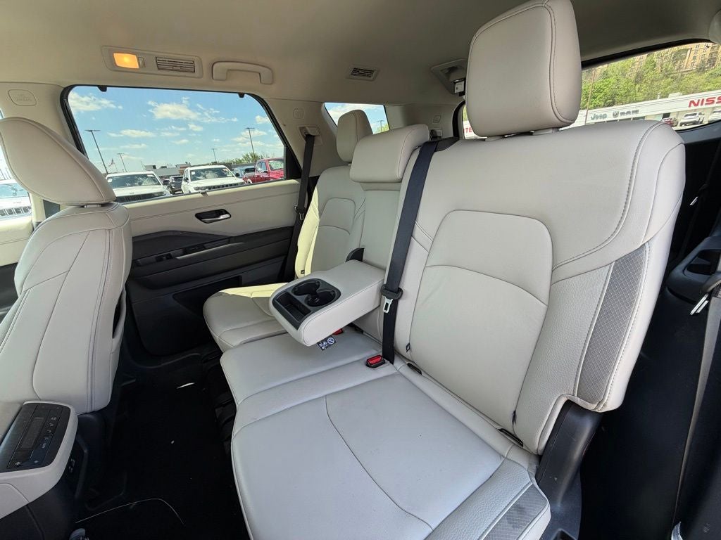 2025 Nissan Pathfinder SL
