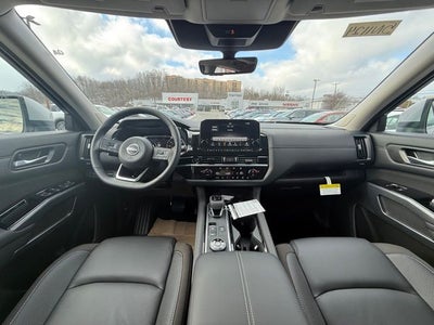 2025 Nissan Pathfinder SL