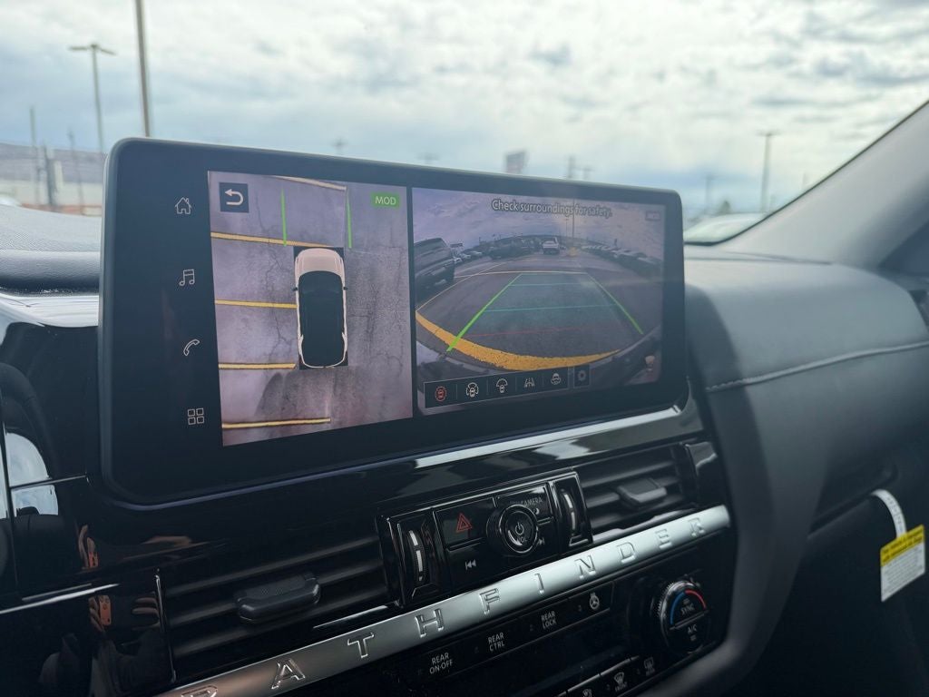 2026 Nissan Pathfinder SL