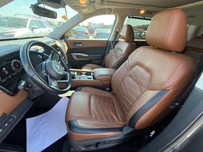 2023 Nissan Pathfinder Platinum