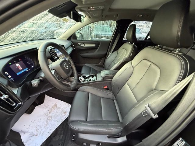 2025 Volvo XC40 B5 Ultra Dark Theme