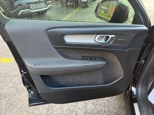 2025 Volvo XC40 B5 Ultra Dark Theme