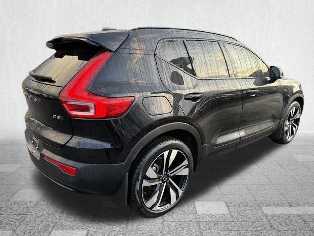 2025 Volvo XC40 B5 Ultra Dark Theme