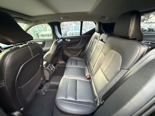 2025 Volvo XC40 B5 Ultra Dark Theme